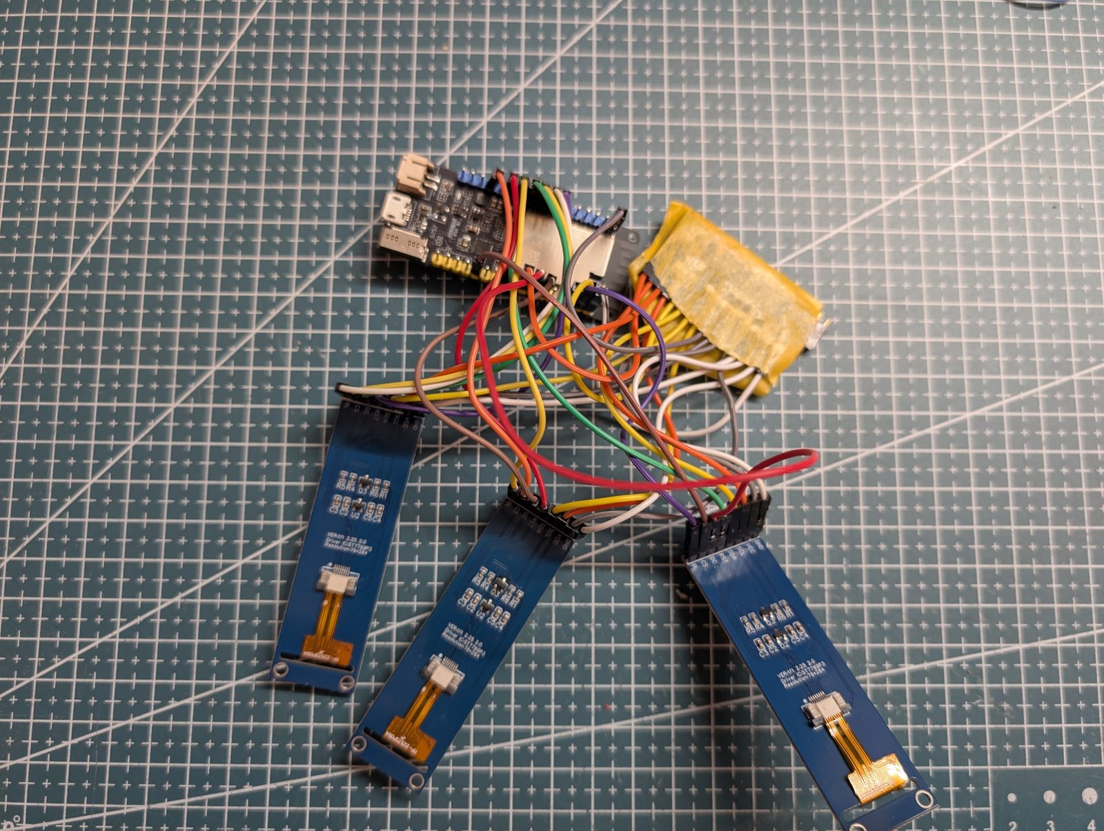 Offener Aufbau: ESP32 mit Kabelbündel und drei losen ST7789-Streifendisplays