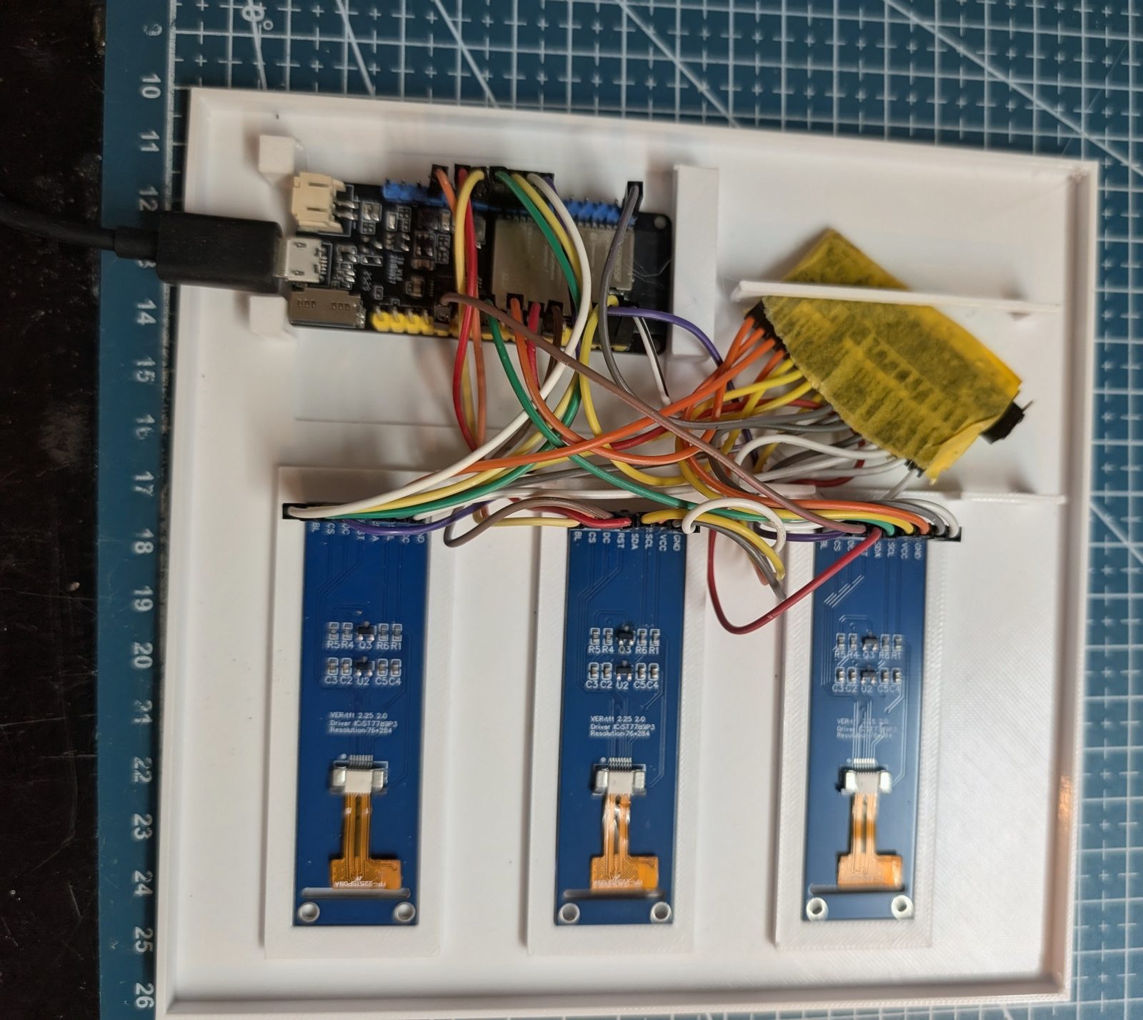 Rückseite der 3D-gedruckten Hülle mit ESP32, Verkabelung und drei Display-Platinen