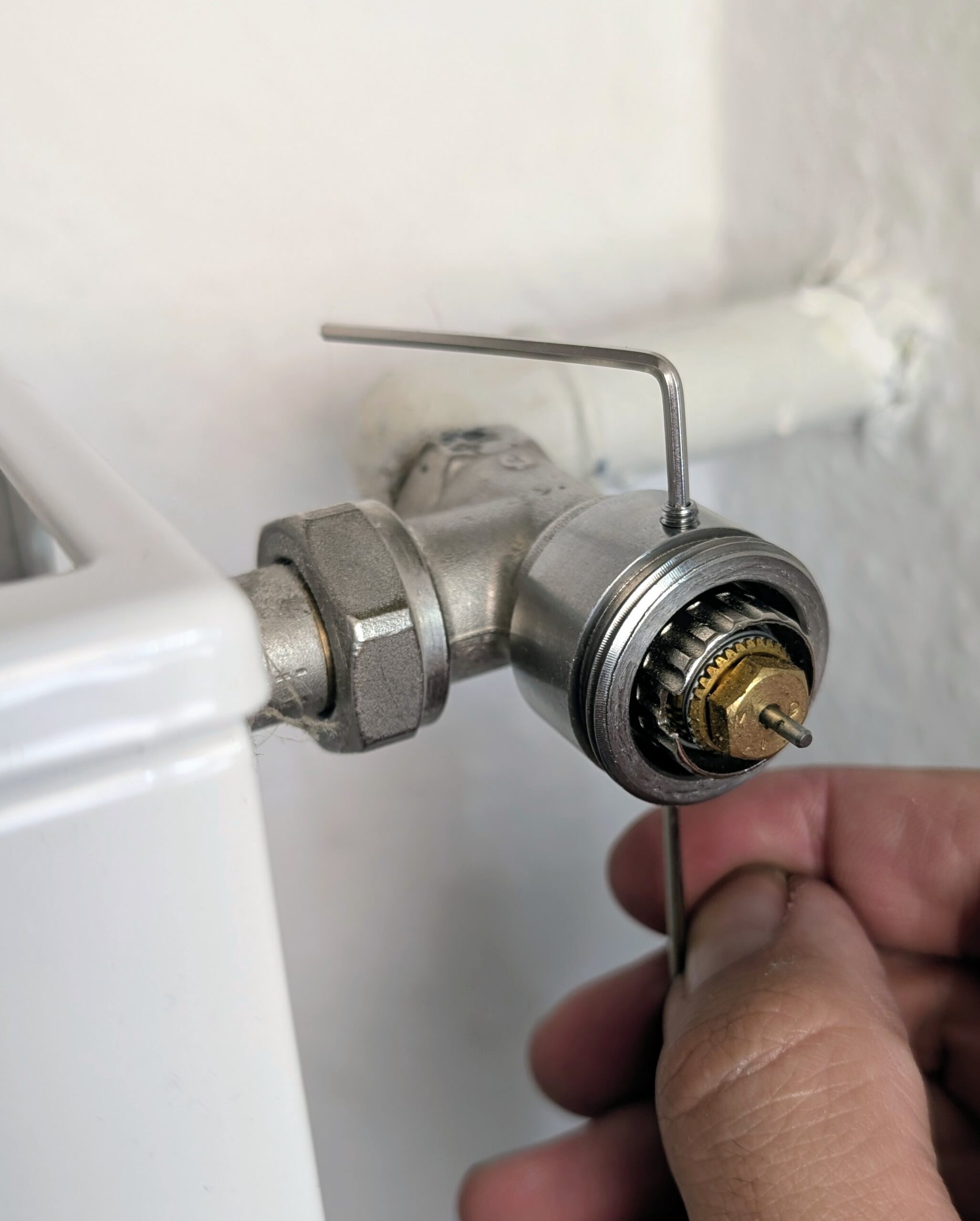 Adapter auf dem Ventilhals, zwei Imbusschlüssel in den Madenschrauben angesetzt