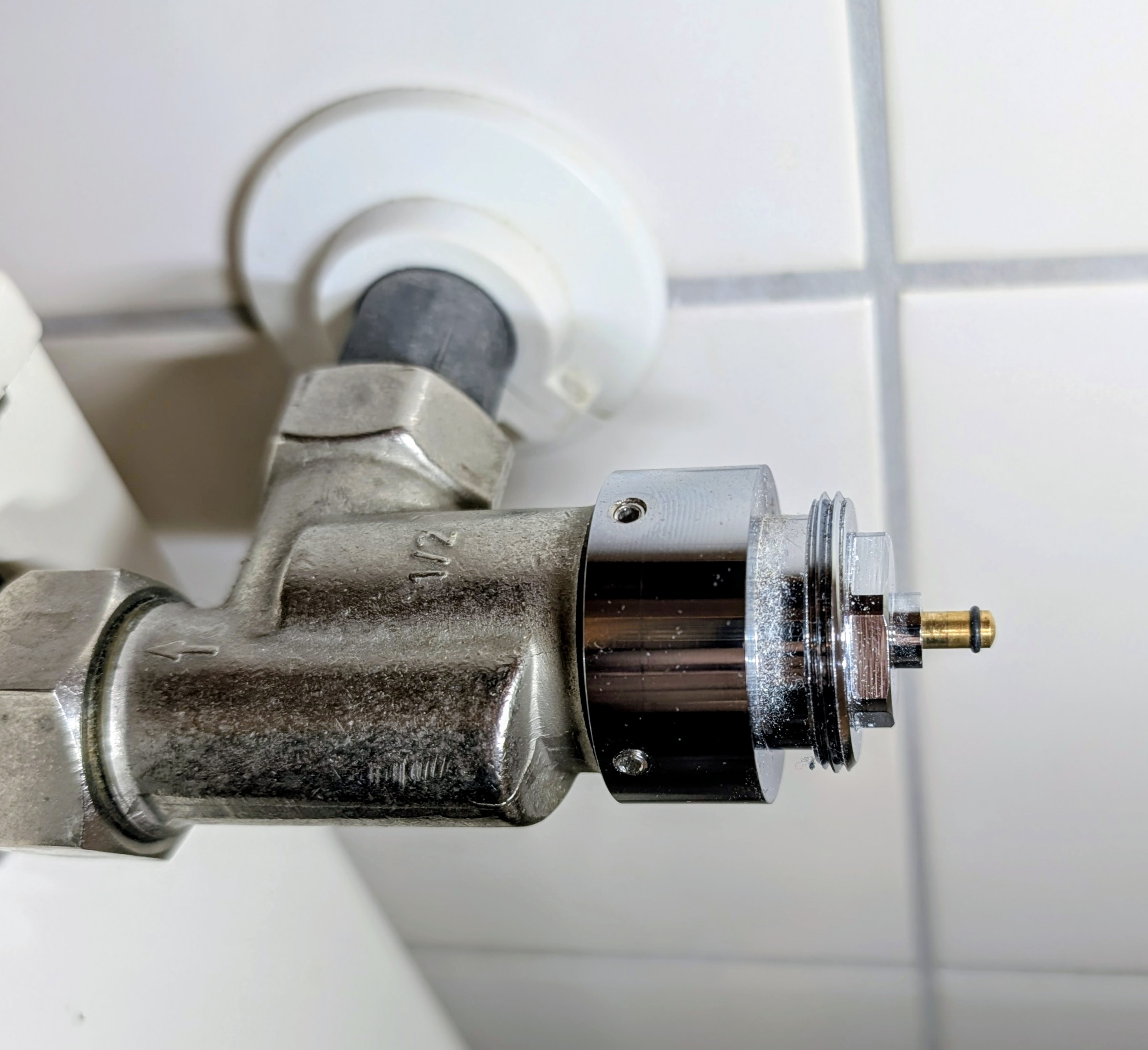 Metalladapter mit Madenschrauben, auf den Ventilhals montiert